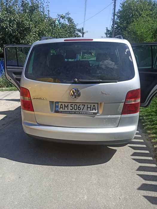 Volkswagen touran.