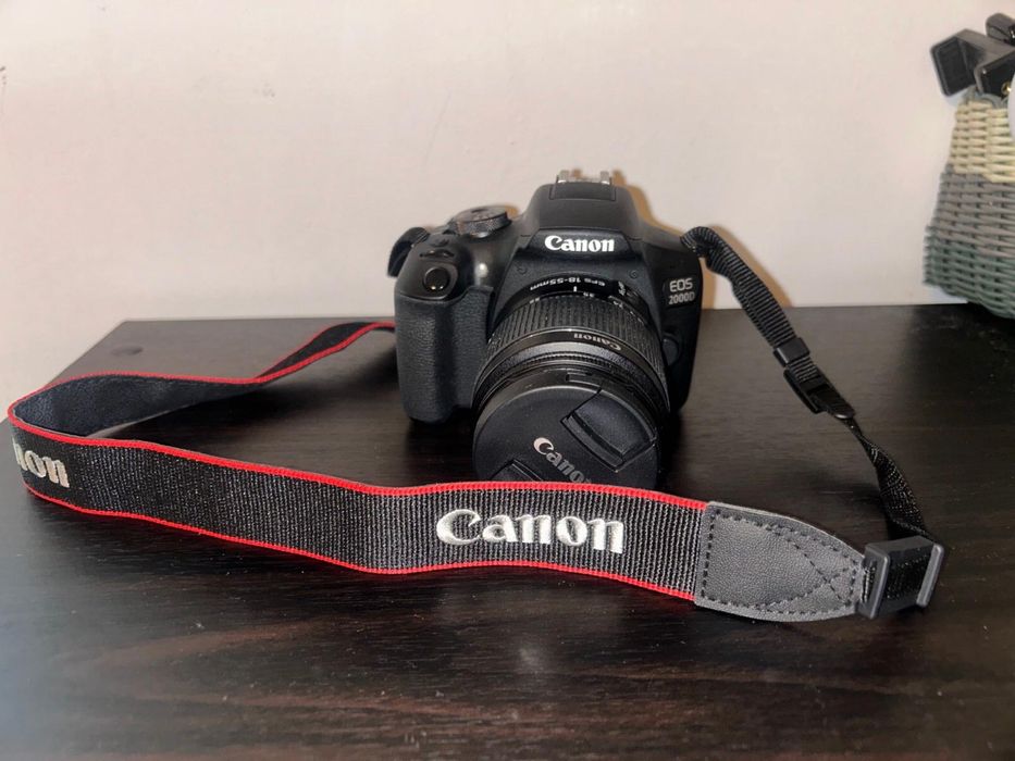 Kit Máquina Fotográfica CANON EOS 2000D