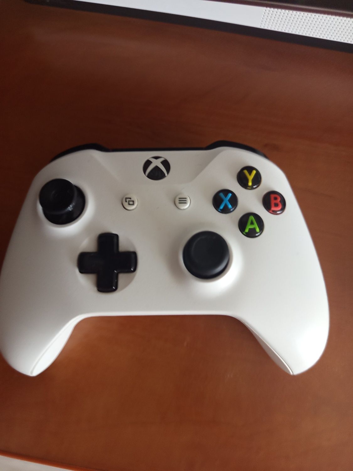 Xbox one s z padem i 3 grami