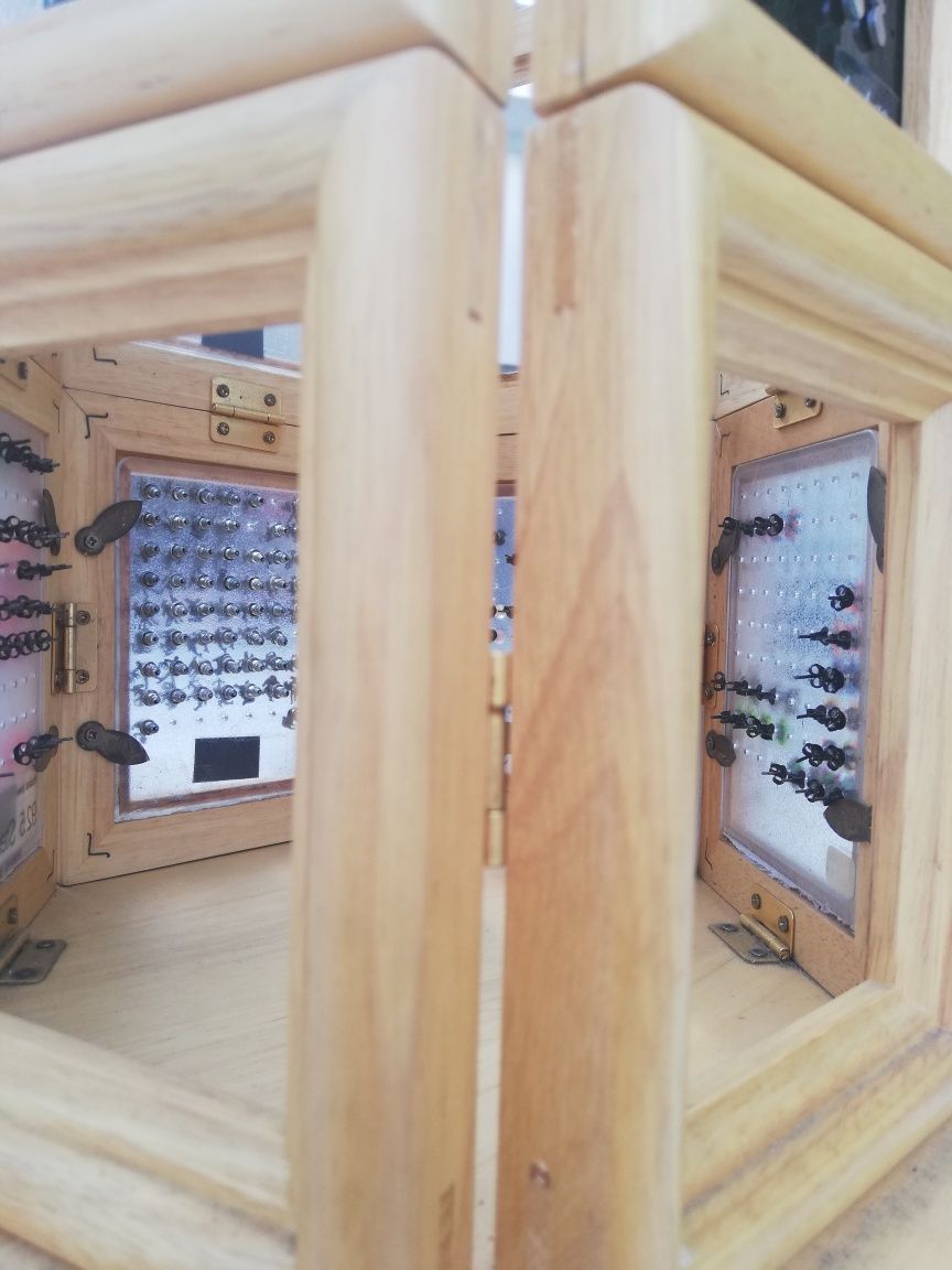 Expositor rotativo de bijuteria em madeira