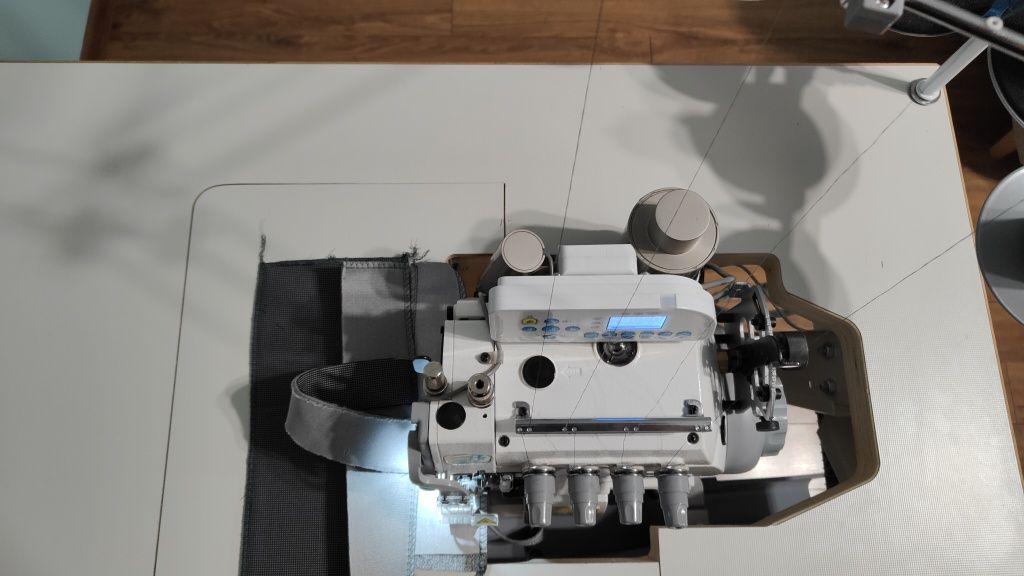Owerlok Jack automat do średnich i ciężkich materiałów