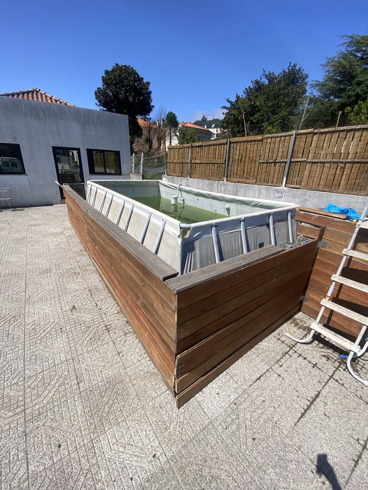 Piscina 6x3 com estrutura en madeira a volta