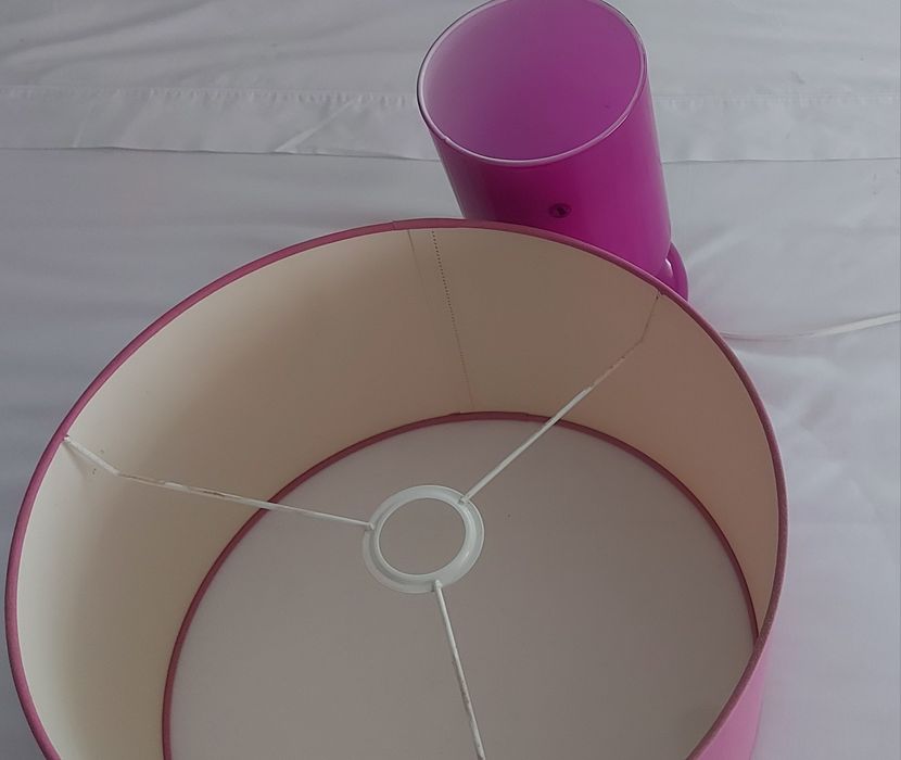 Candeeiros de teto e mesa de cabeceira