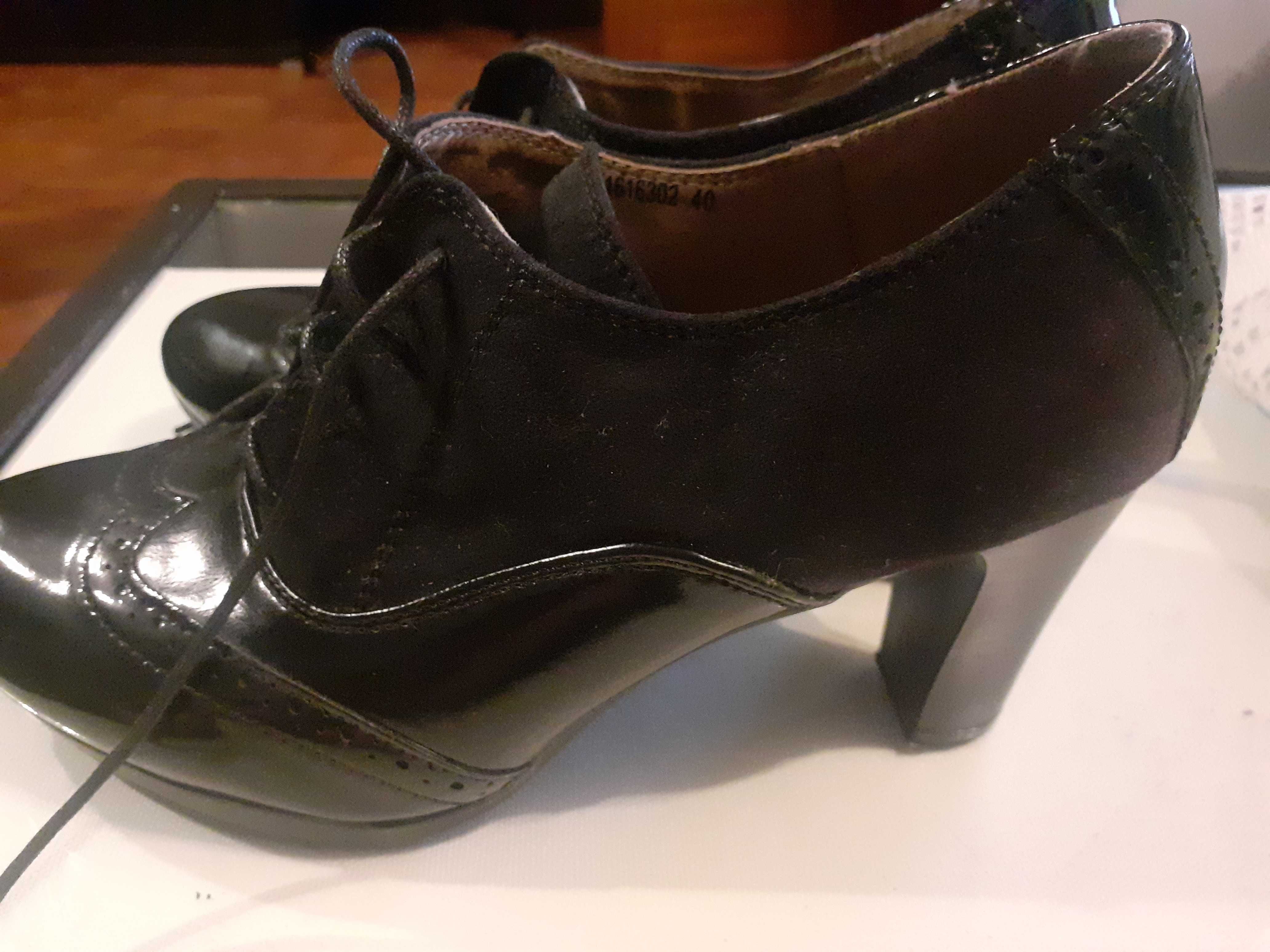 Botas/ sapatos pretos