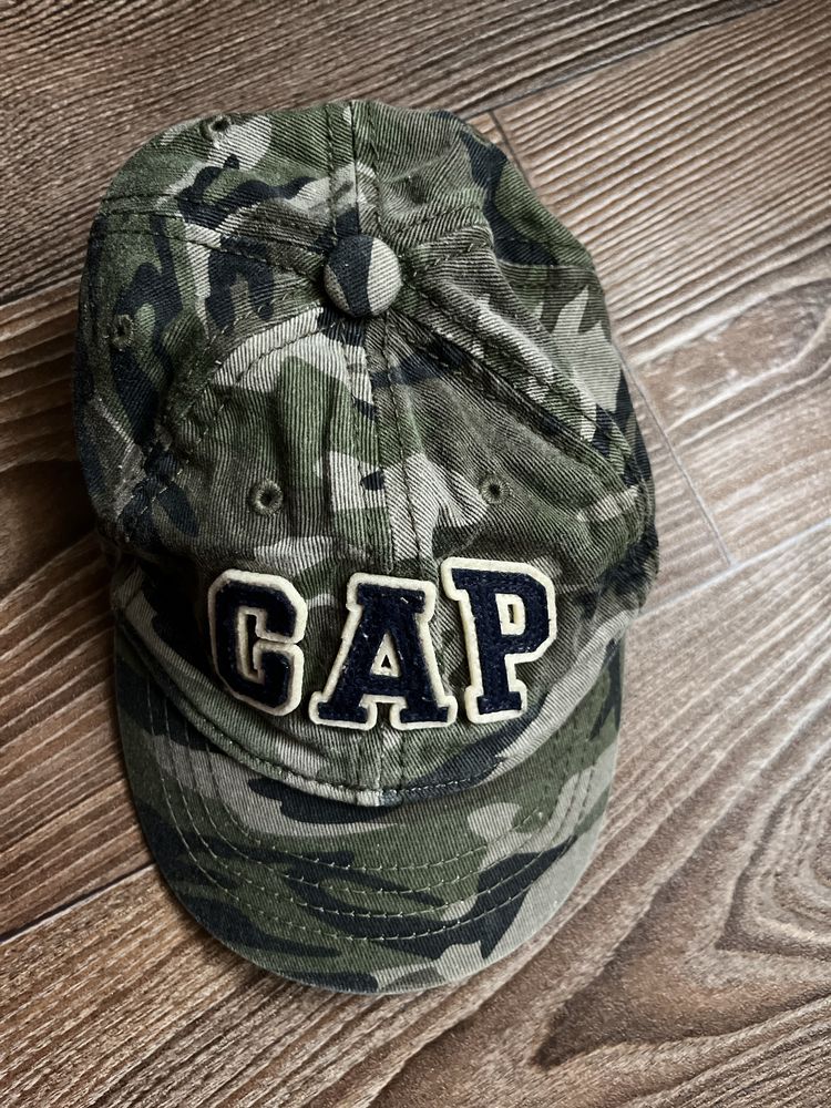 Брендовая кепка Gap