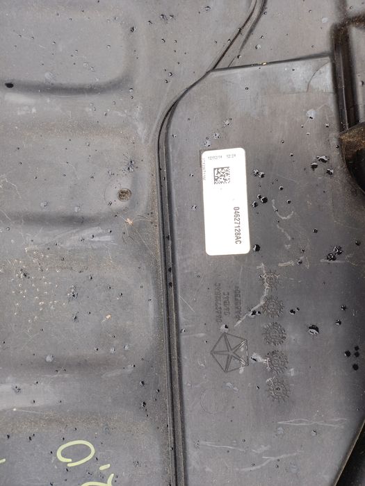 Кришка двигуна, сабля Dodge dart 2013рік