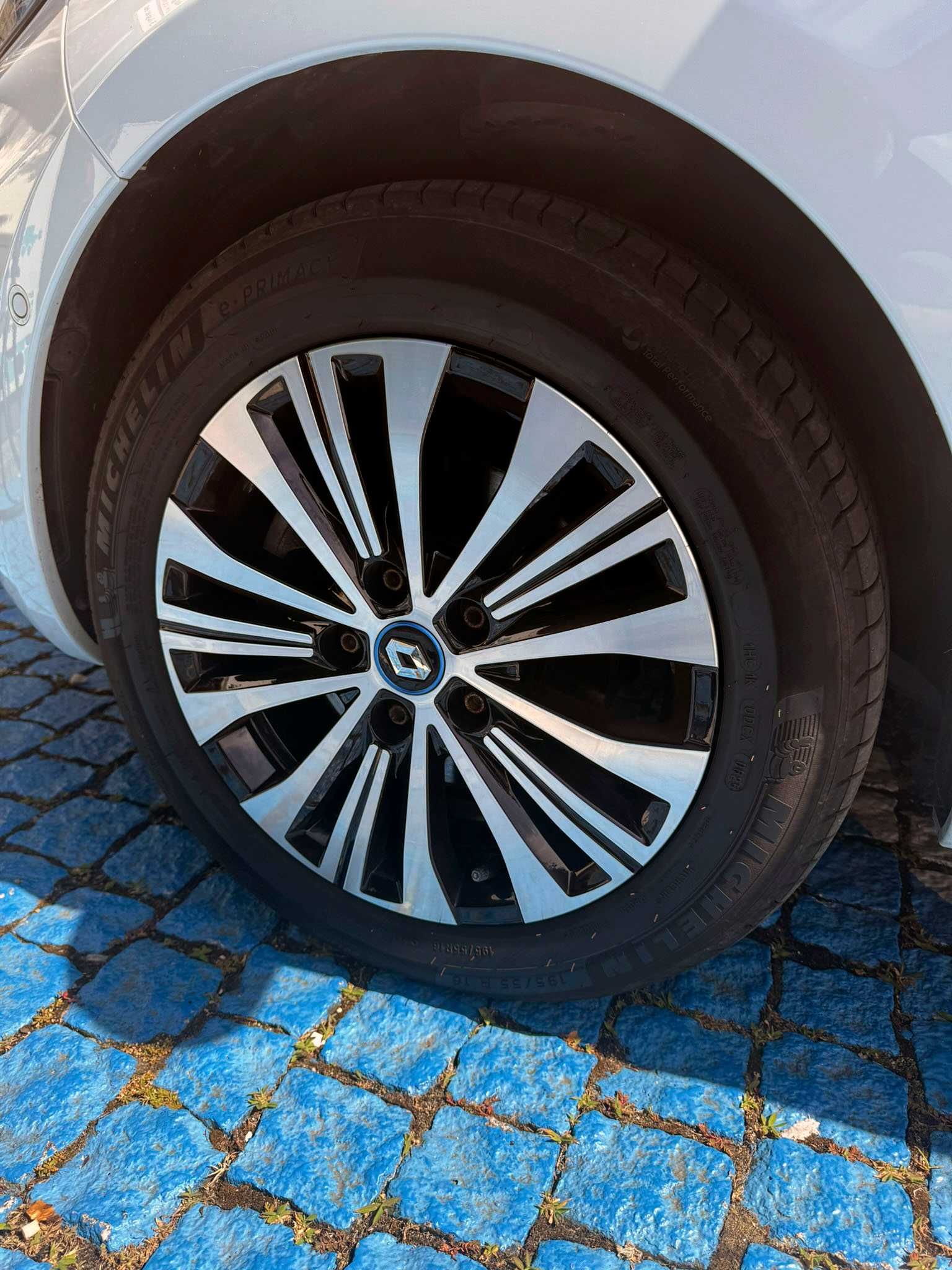 Renault Zoe Riviera 52 kWh R135 CCS como novo - Estilo e Economia