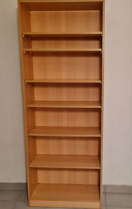 Estante de madeira  com várias  prateleiras em bom estado.