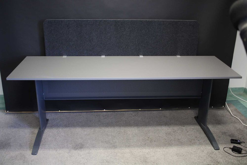 Biurko długie z osłonami