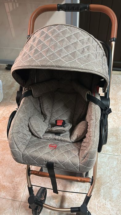 Carrinho de bebê e ovinho e sacola de maternidade