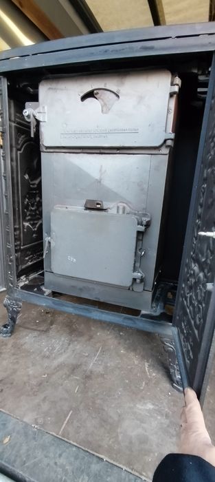 Kominek żeliwny wolnostojący