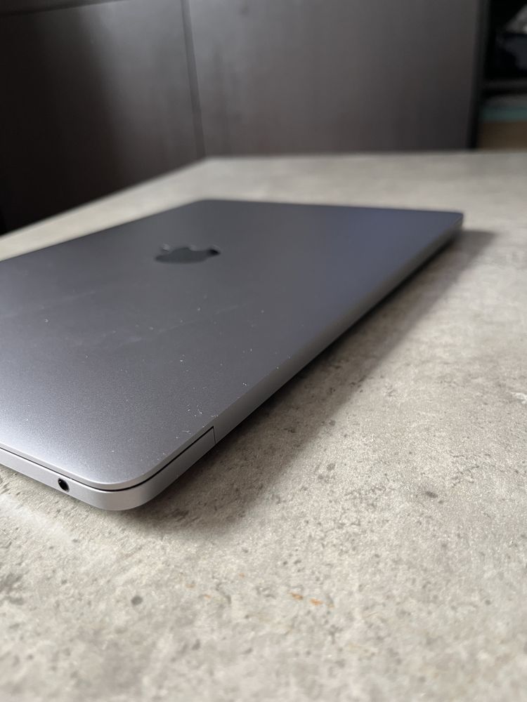 Apple Macbook pro 2022 m2 8GB/256Gb- touchbar perfekcyjny stan