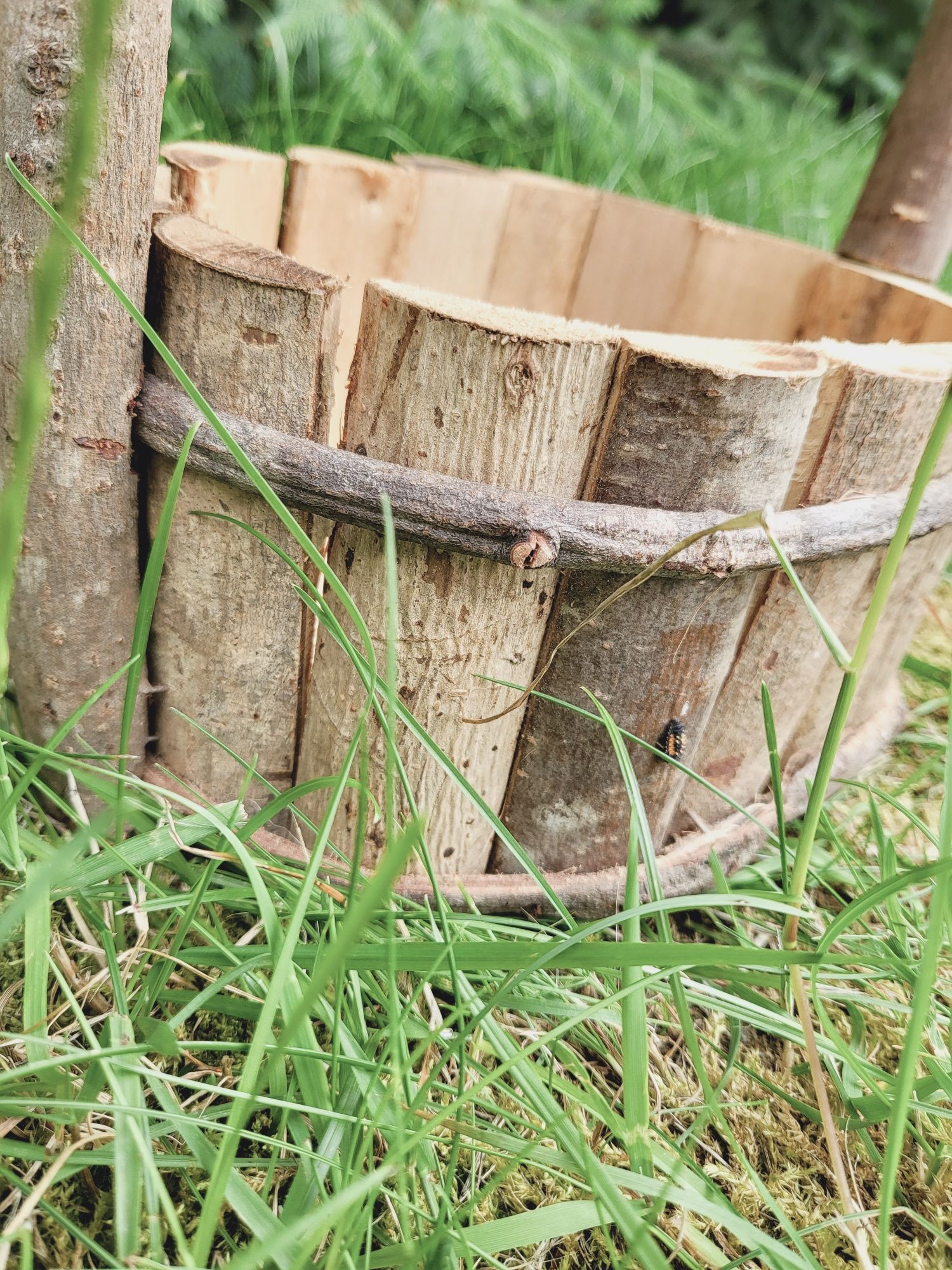 Drewniana donica z daszkiem