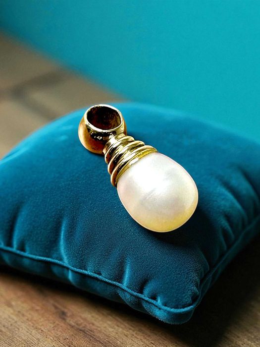 Elegancka złota przywieszka z perłą - 585 / 1.44g