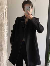 Czarny dwurzędowy płaszcz zimowy z flauszu krótki midi