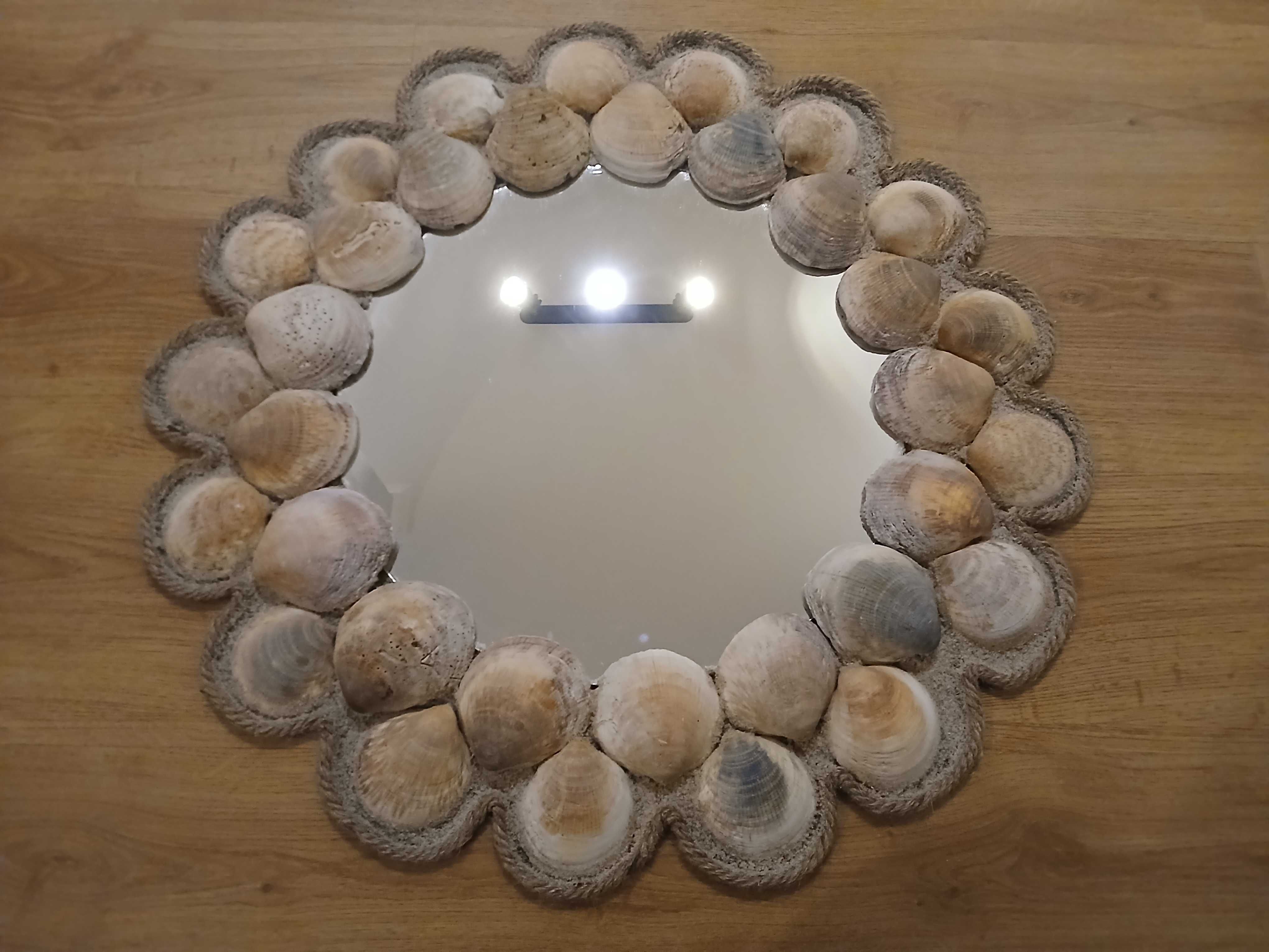 Espelho decorado com conchas