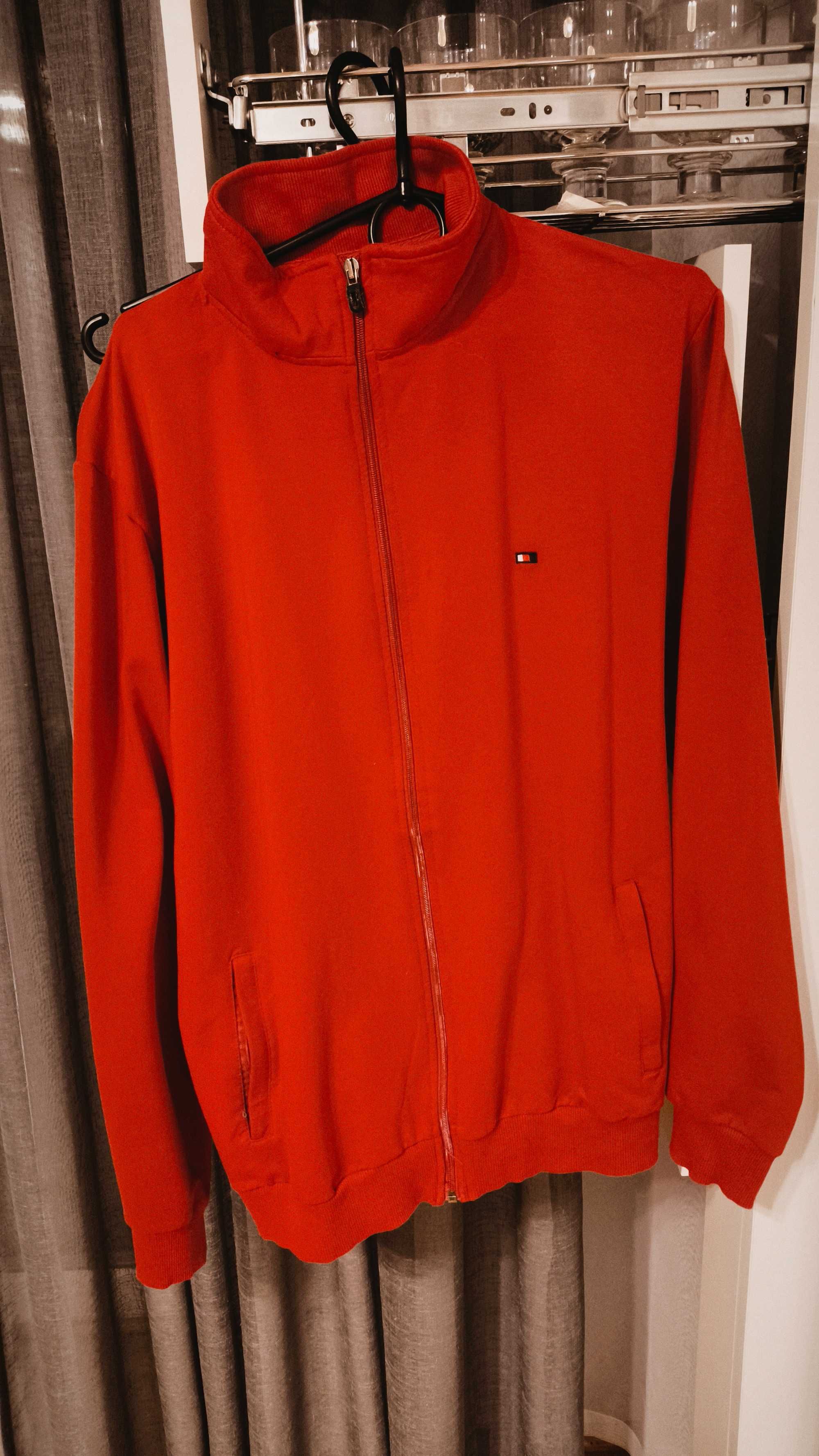 czerwona bluza sportowa