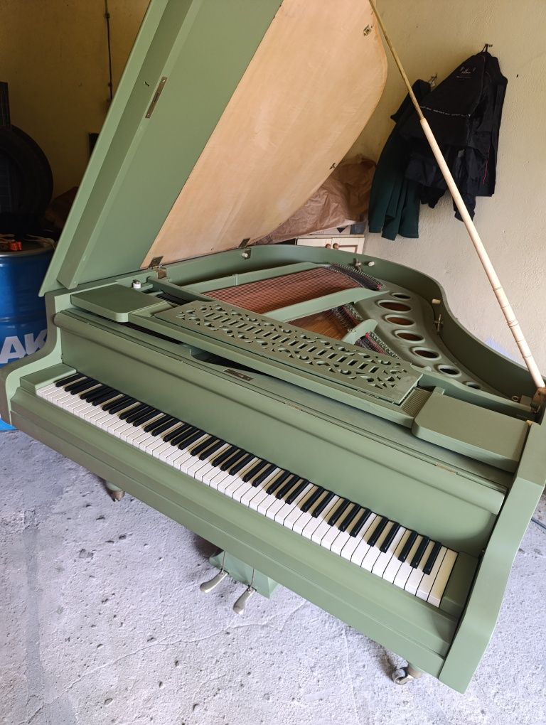 Fortepian marki Bosendorfer - piękny zielony kolor