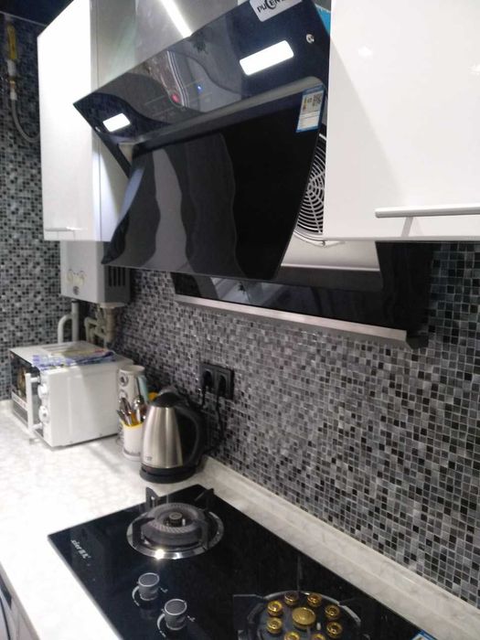 Вытяжка угловая сенсорная. Стекло. 2 мощных мотора.