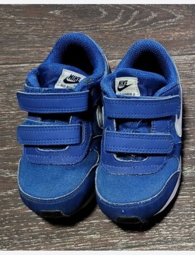 Продам сині кросівки Nike, кімнатні тапочки 20 та 21 розмір