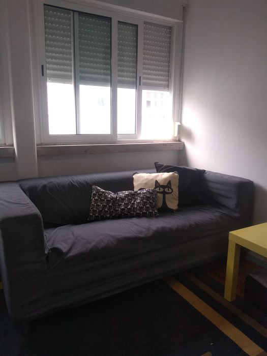 Sofá+cama dobrável em ferro+roupeiro.   
 Tudo por 50,00.