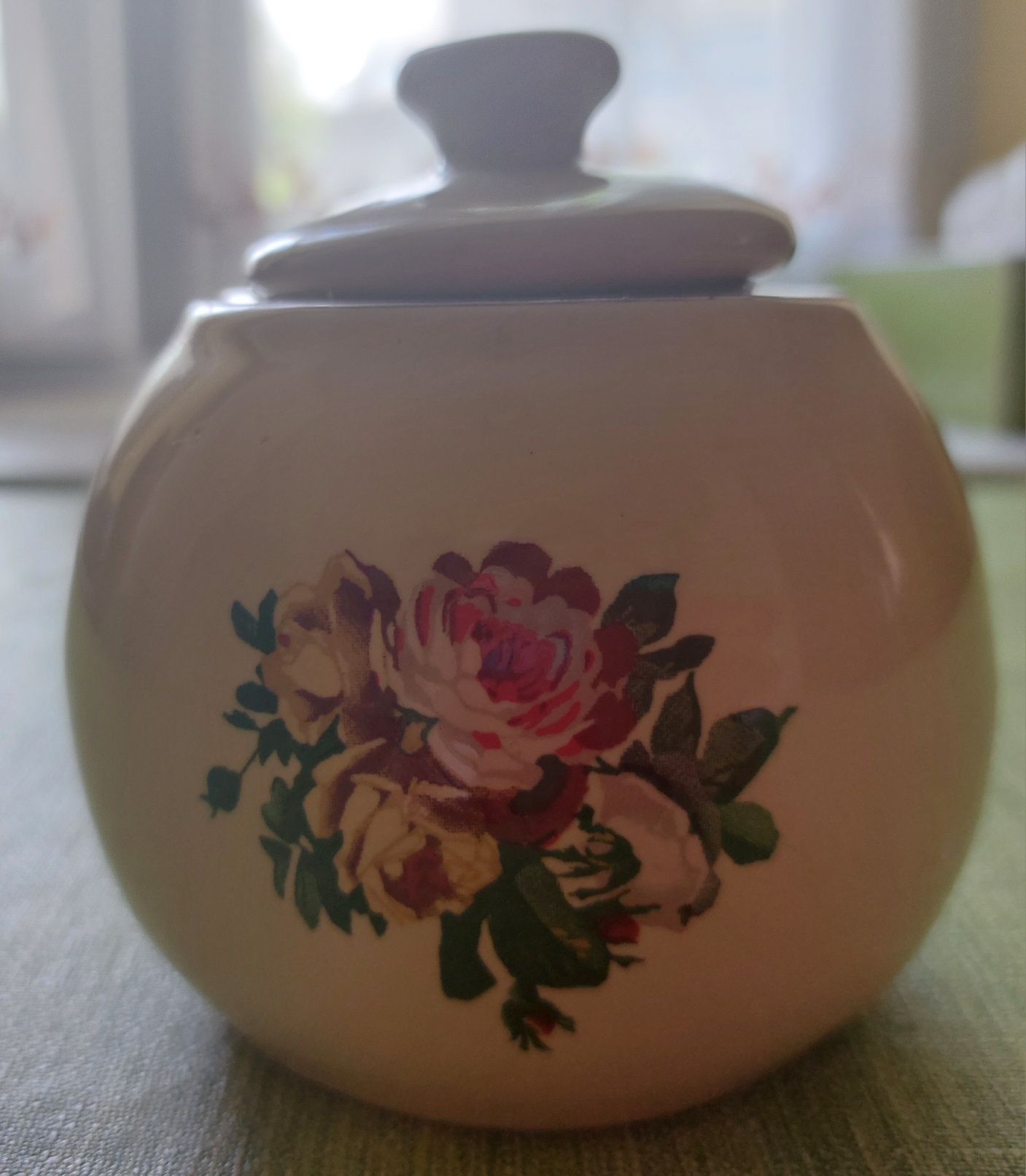 Mała porcelanowa cukiernica