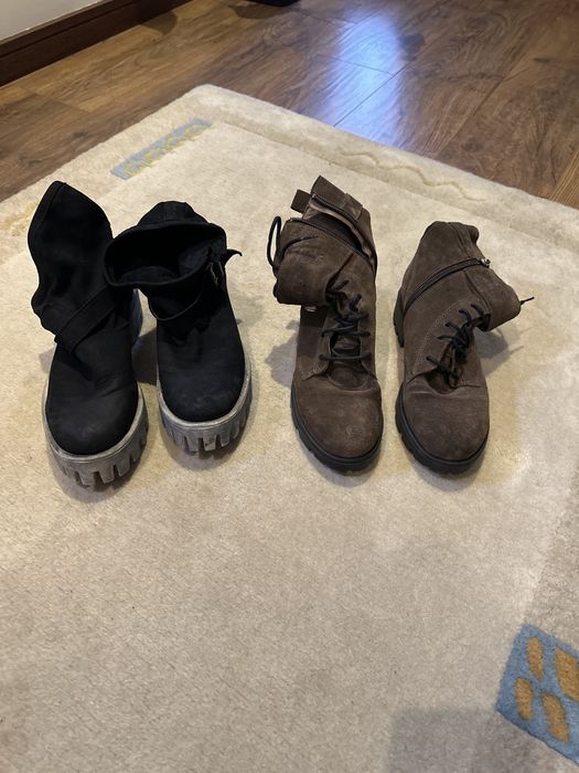 2 pares de botins em camurça