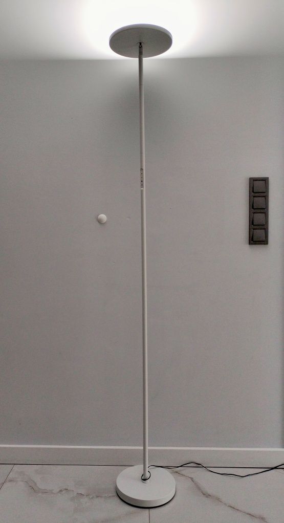 Lampa podłogowa LED