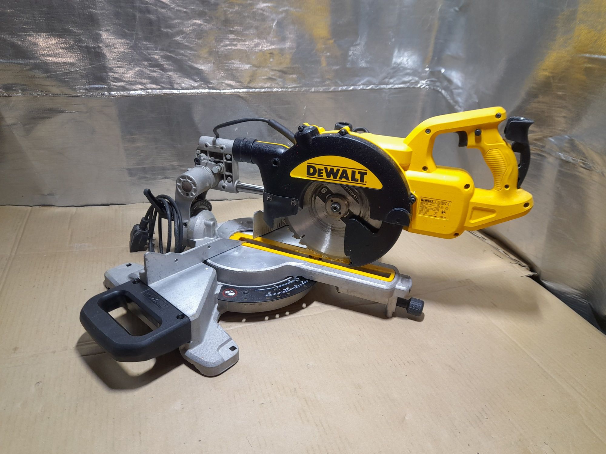 Ukośnica DEWALT DWS773