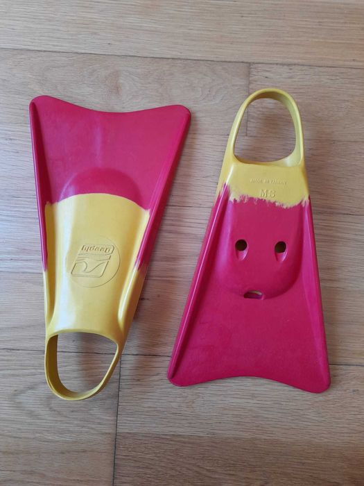 Barbatanas marca Deeply, amarelas e vermelhas.