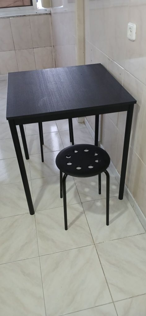 Mesa e dois bancos