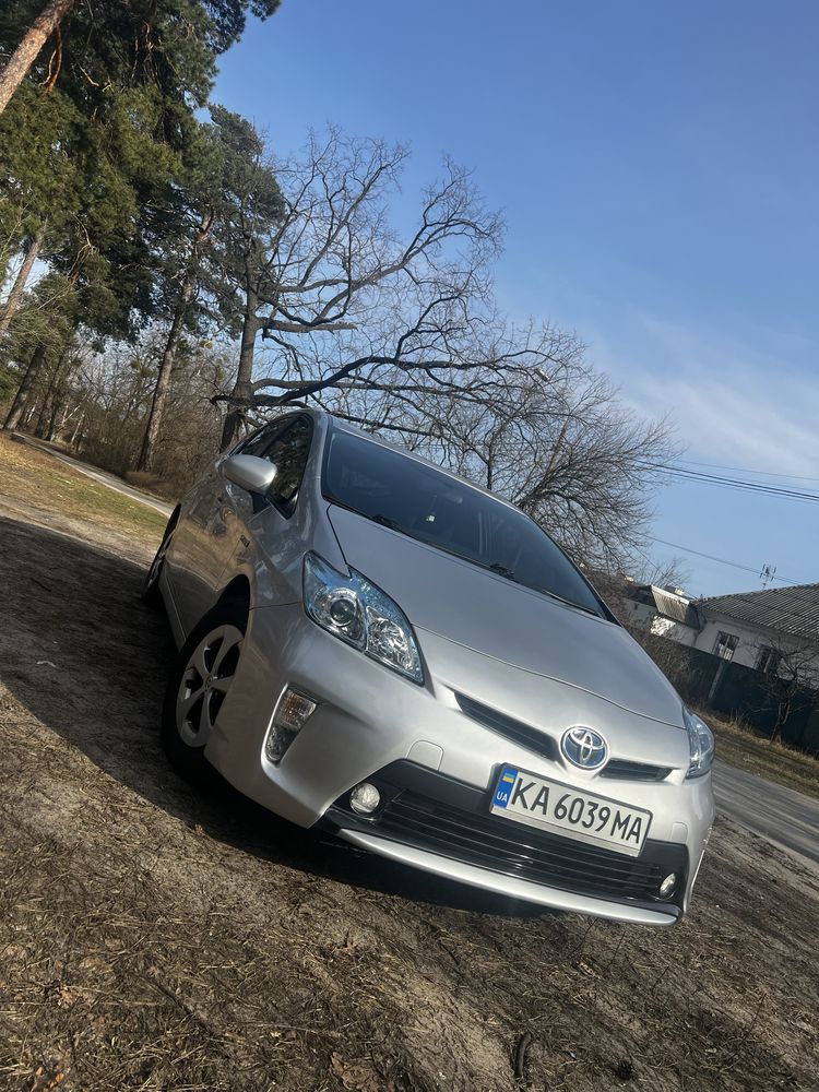 Продам Tayota Prius 2013