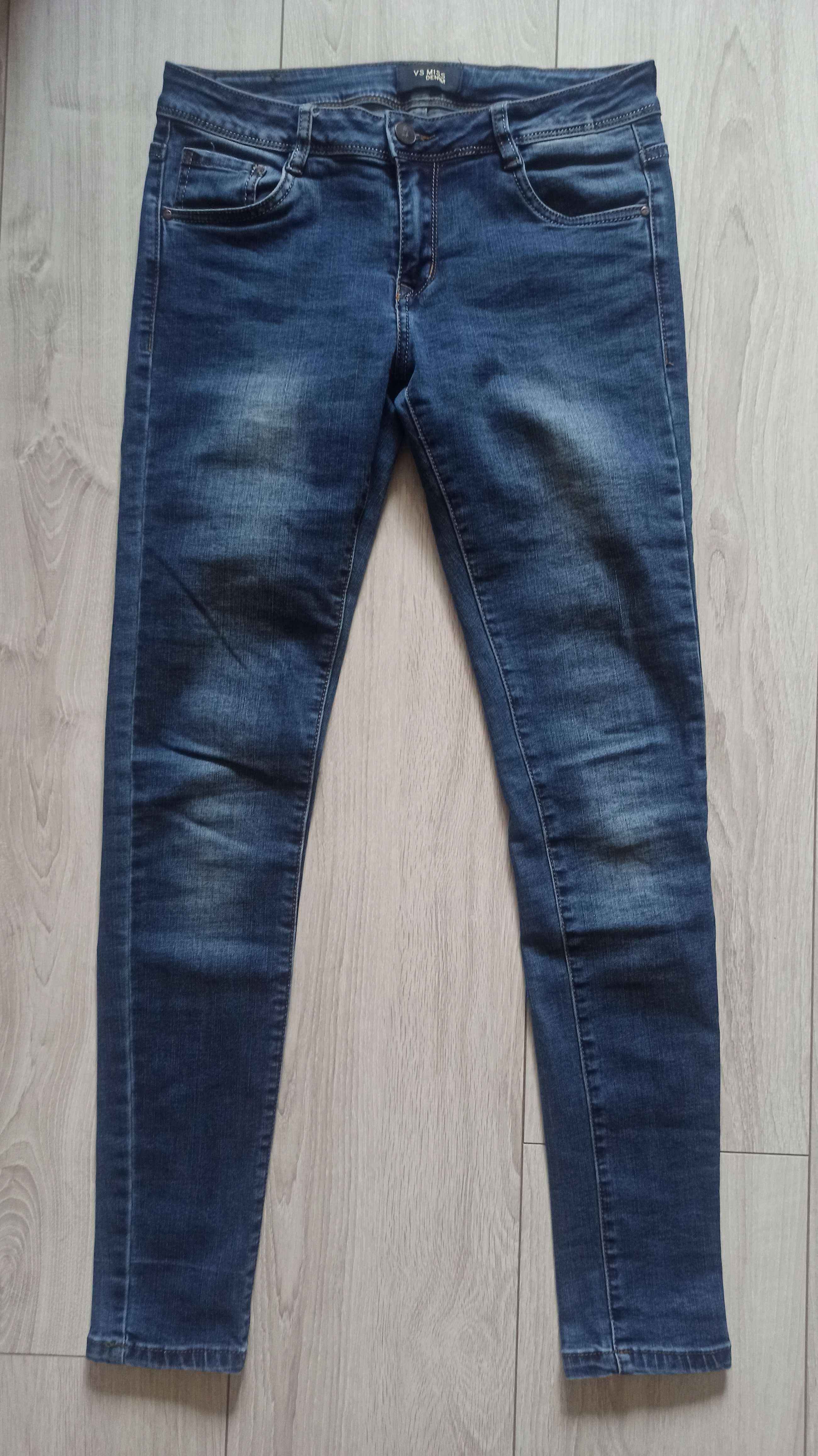 Ciemnoniebieskie jeansy skinny rurki