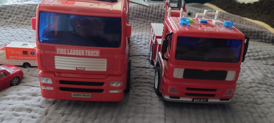 Zestaw wozów strażackich i aut