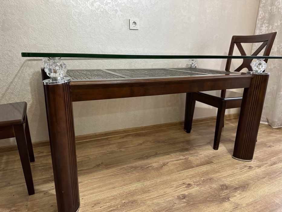 Кухонний стіл зі стільцями