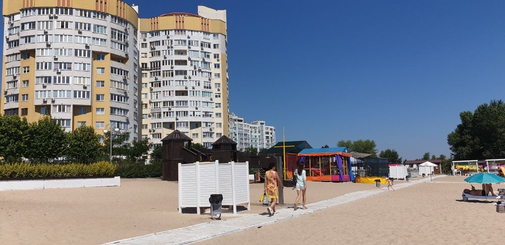 Простора новобудова, центр. митниця, Героїв Дніпра, набережна.