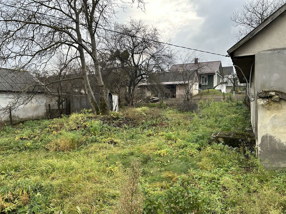 Земельна ділянка під забудову з невеликим будинком