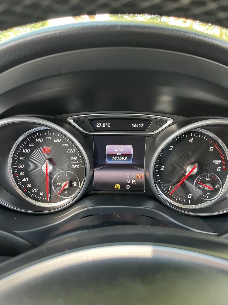 Mercedes-Benz CLA 180 D Urban Caixa auto