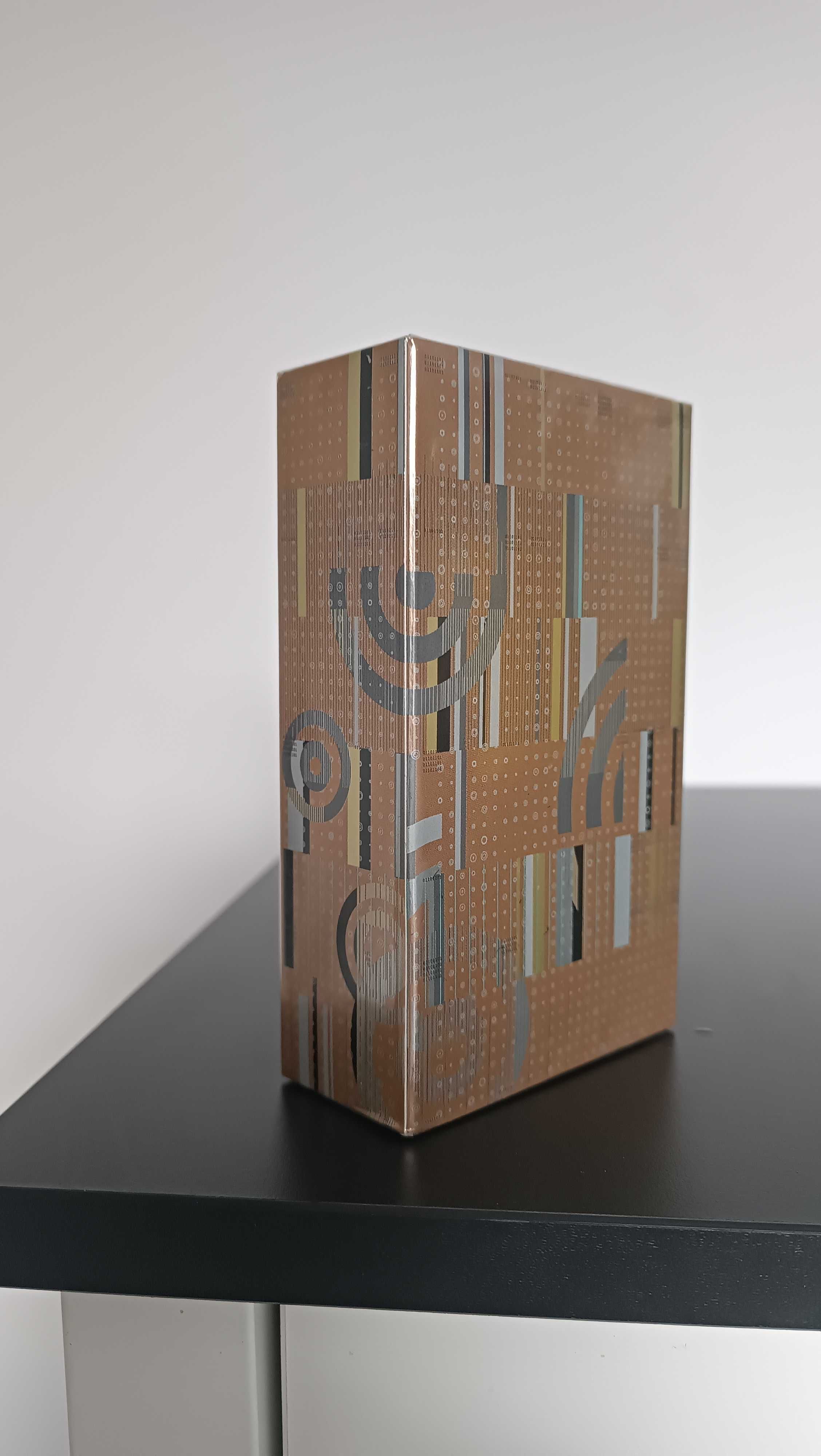 Escentric Molecules Molecule 01 + Guaiac Wood