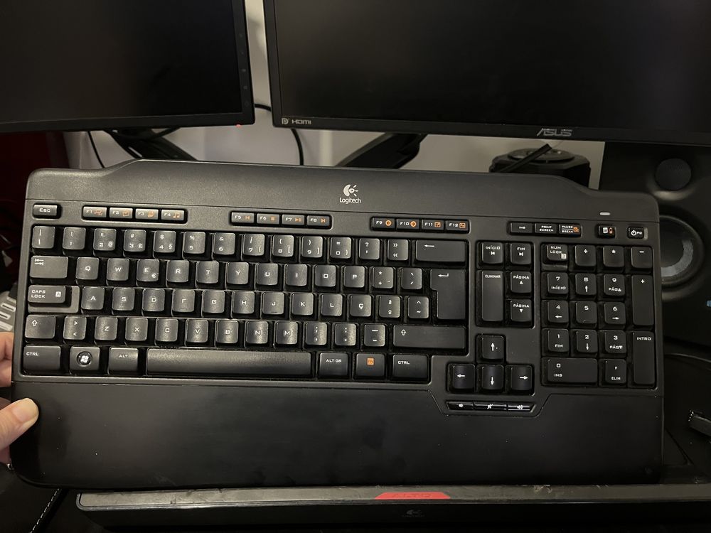 Base portátil com teclado Logitech