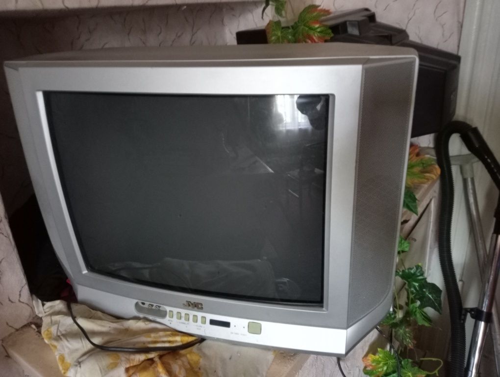 Три робочих телевізора та монітор