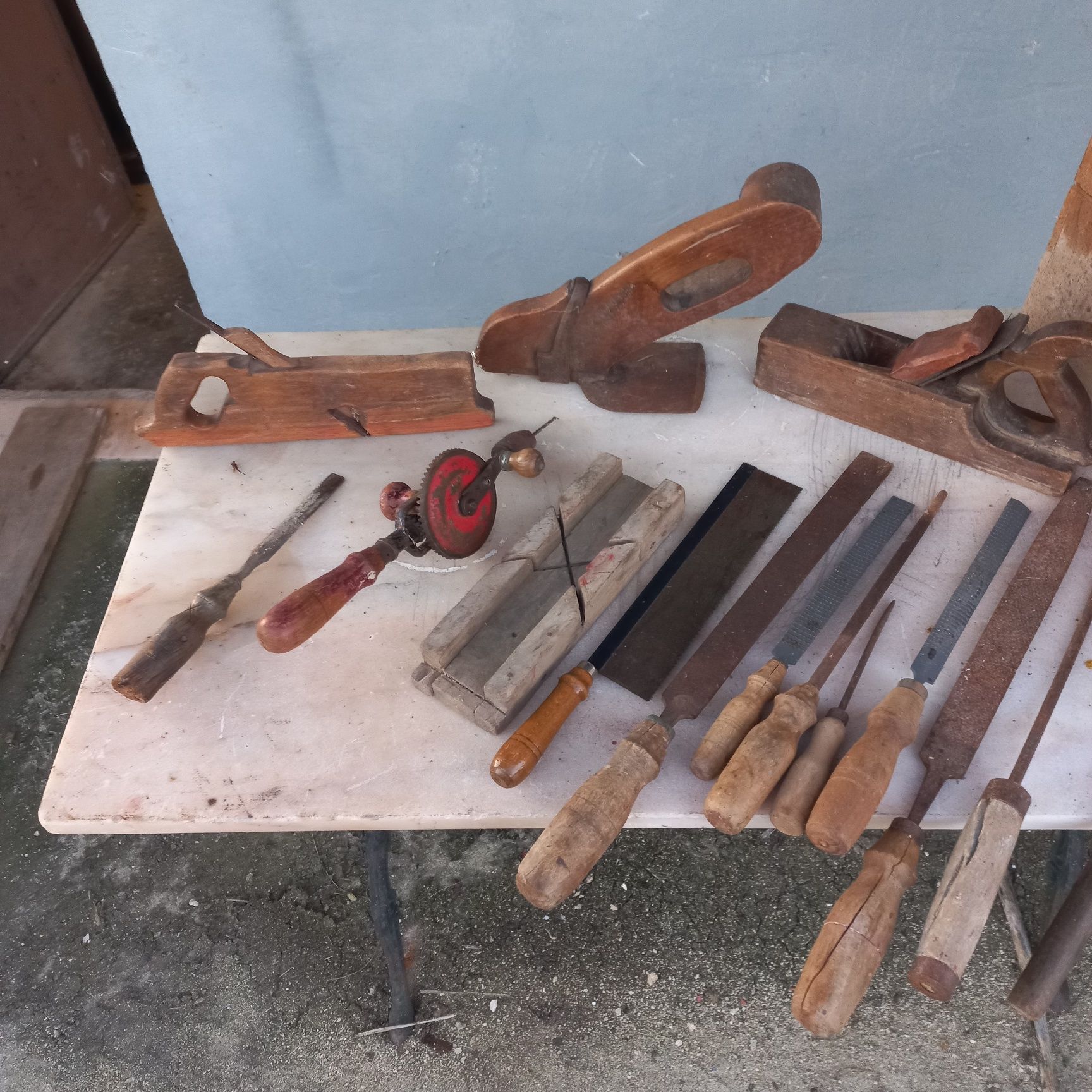 Mala  e ferramentas de carpinteiro.