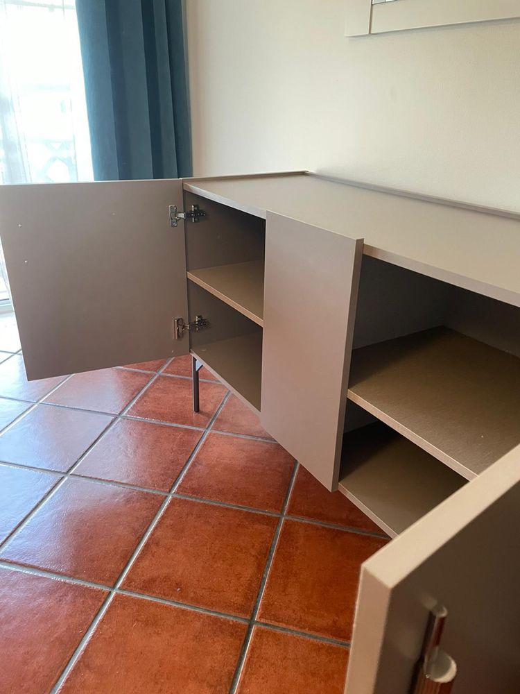 Mesa e Aparador  de Design Moderno