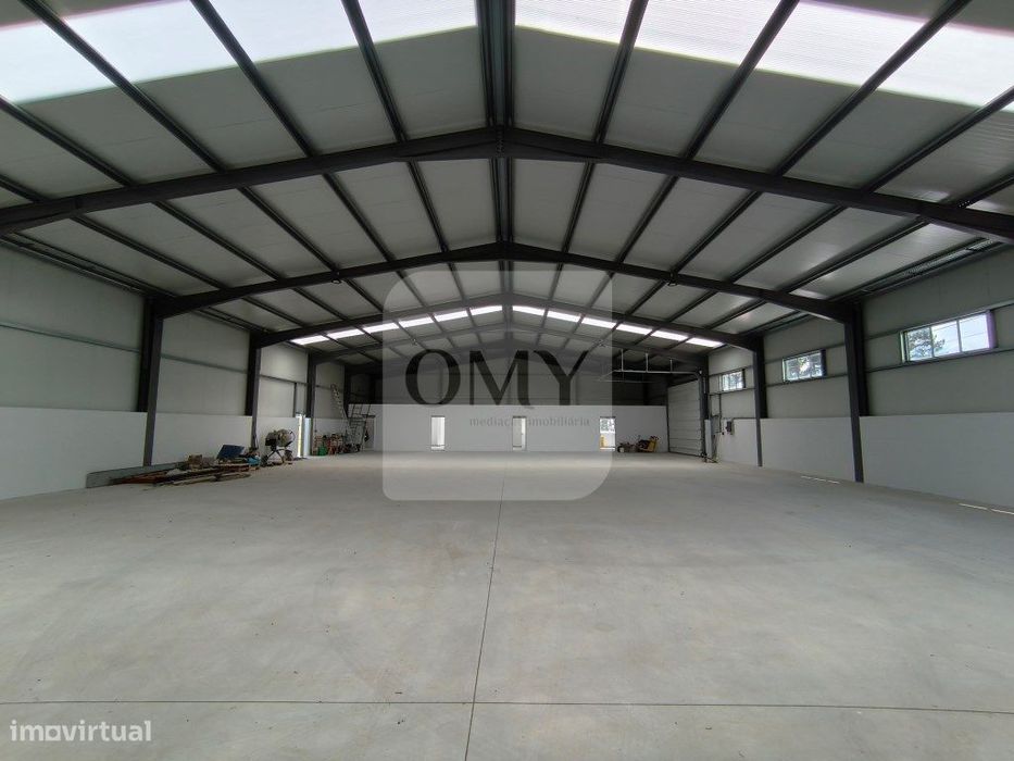 Junto à Zona Industrial de Constantim, Armazém Novo com 800m2