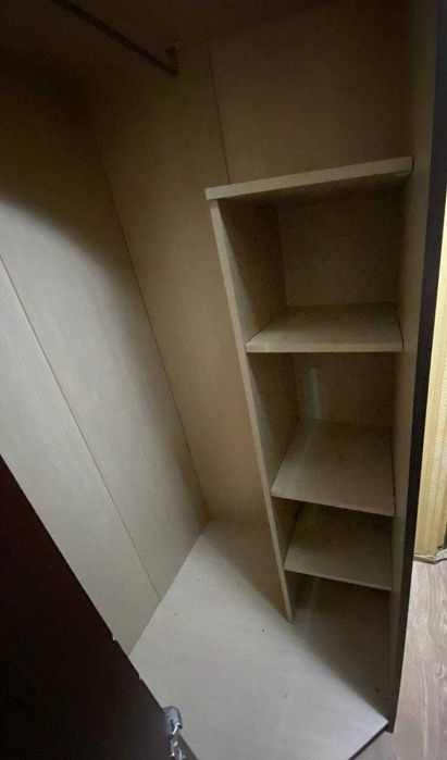 Кутова шафа, з підсвіткою всередині.