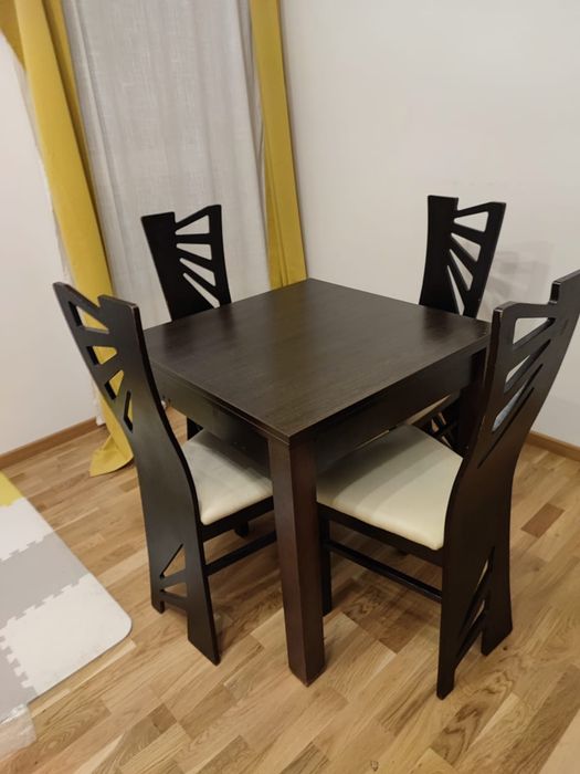 Ciemno brązowy stół i krzesła, komplet