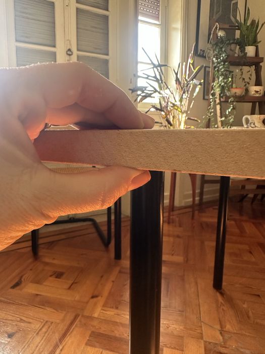 Mesas de madeira com pes metalicos