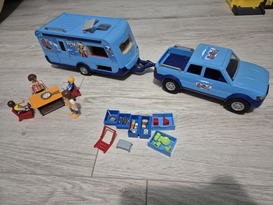 PLAYMOBIL 9502 Auto samochód PICKUP z przyczepą kempingową z rodziną
s