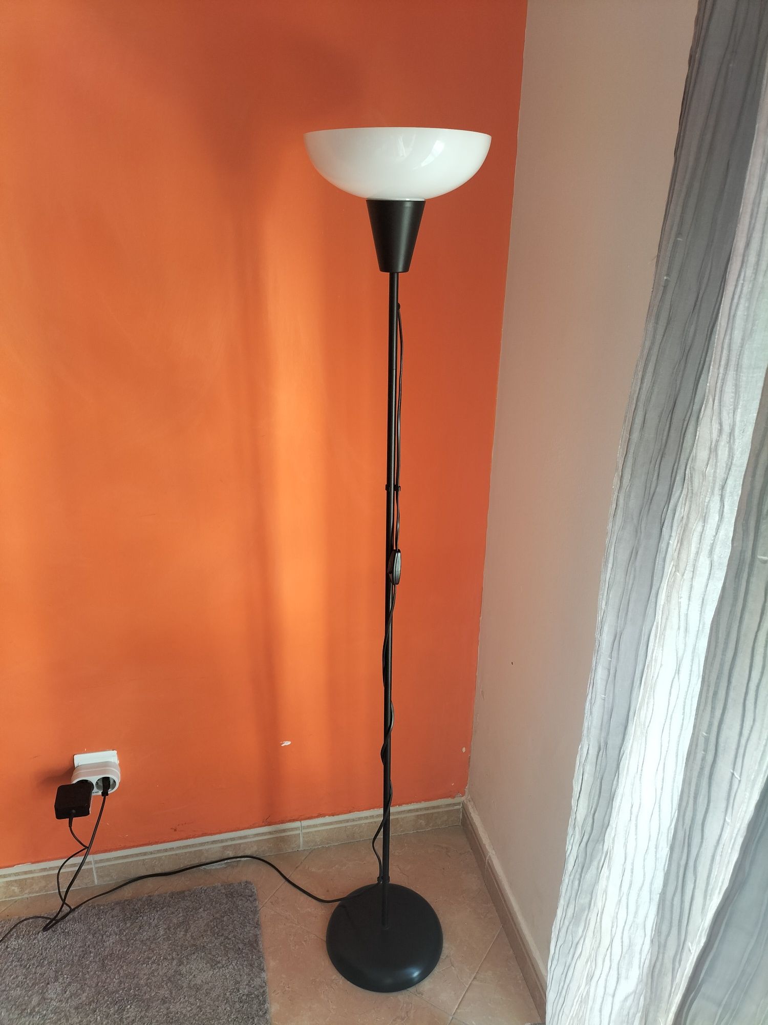 Candeiro de piso em boas condições