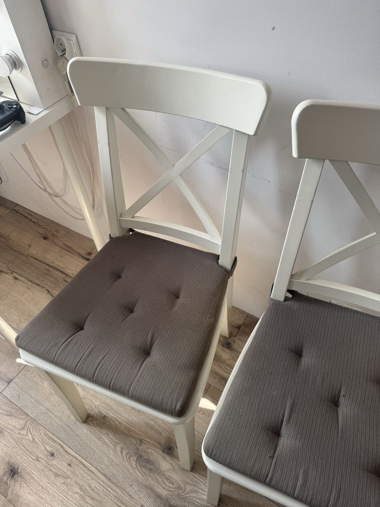 Białe krzesla Ikea 4 sztuki z podyszkami